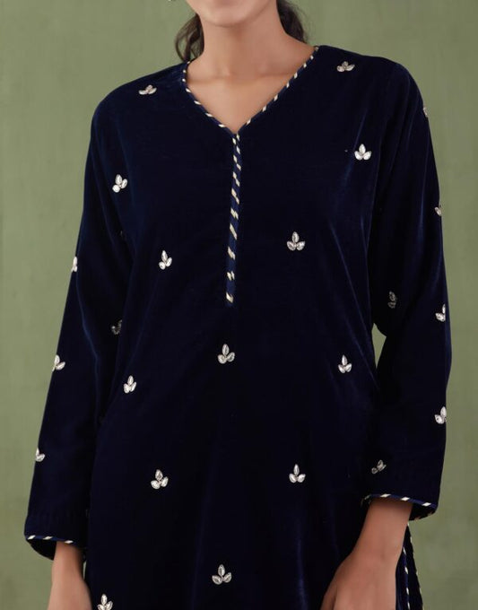 Sunehri Embroidered-Velvet Straight Kurta Set With Gotta Patti Work Velvet Shawl