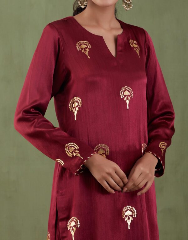 Sunehri Foil-Foil Printed Mashru Straight Kurta Set With Velvet Shawl