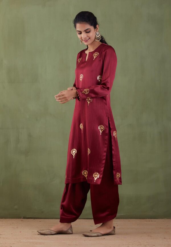 Sunehri Foil-Foil Printed Mashru Straight Kurta Set With Velvet Shawl
