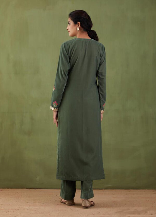 Sunehri – Embroidered Velvet Straight Kurta Set With Banarashi strip Dupatta