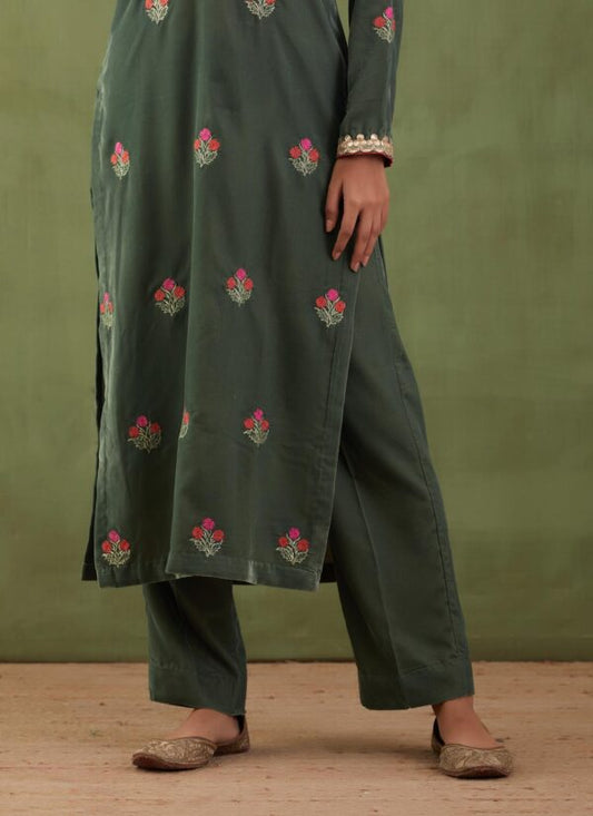 Sunehri – Embroidered Velvet Straight Kurta and Pant