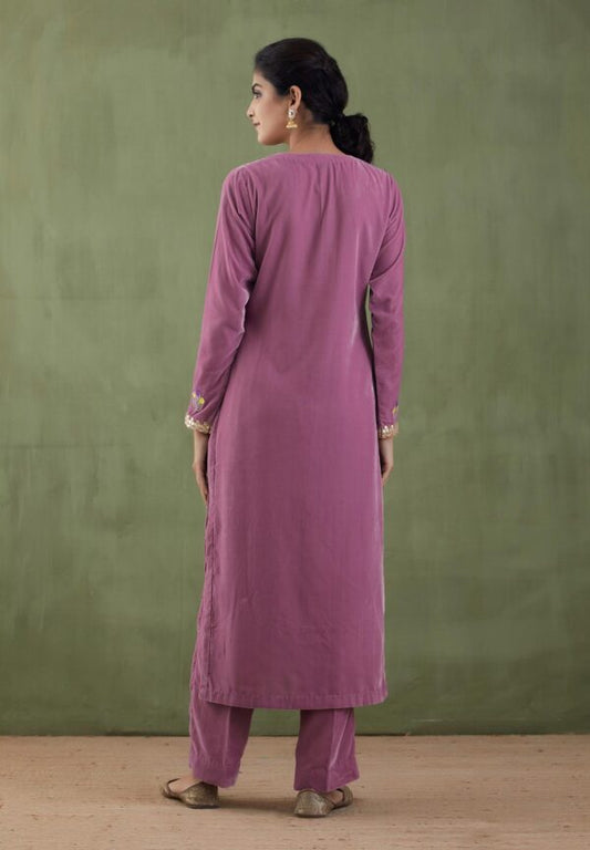 Sunehri – Embroidered Velvet Straight Kurta Set With Banarashi strip Dupatta